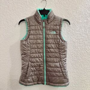 The North Face Girls Reversible Mossbud Swirl Vest